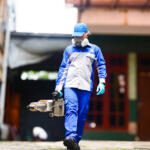 Petugas melakukan fogging sebagai bagian dari hygent pembasmi hama modern untuk pest control dan fumigasi