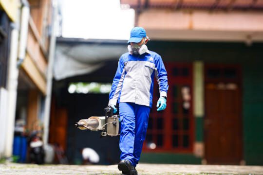 Petugas melakukan fogging sebagai bagian dari hygent pembasmi hama modern untuk pest control dan fumigasi